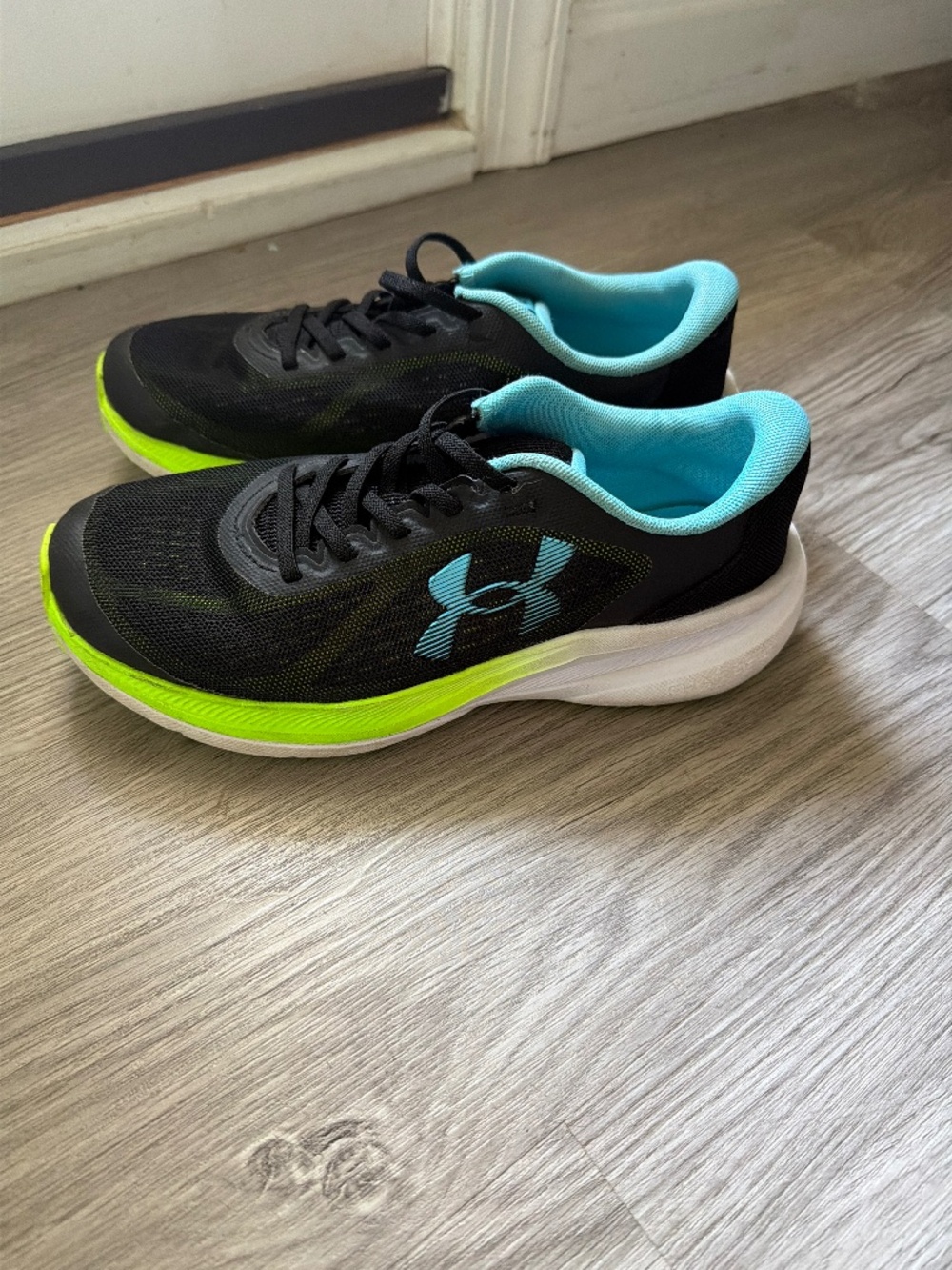 Under Armour boys size 3 tennis shoe